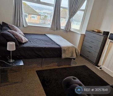 1 bedroom in a flat share to rent - Photo 2
