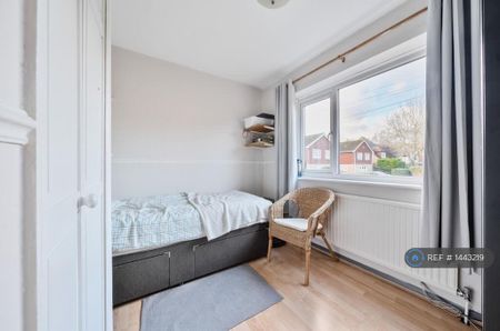 4 bedroom detached house to rent - Photo 2