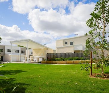 NEAR NEW LUXURY 3 BEDROOM TOWNHOUSE WITH DUCTED AIR CONDITIONING - Photo 3