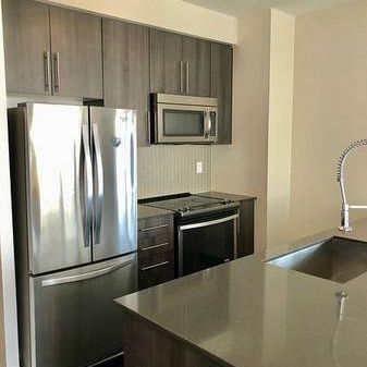 Burnhamthorpe/Confederation-Stunning Spacious w 2Beds 2Baths. - Photo 3