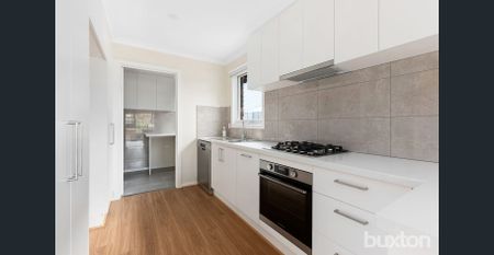 Stunning Renovated 3 Bedroom Home in Parkdale - Photo 5