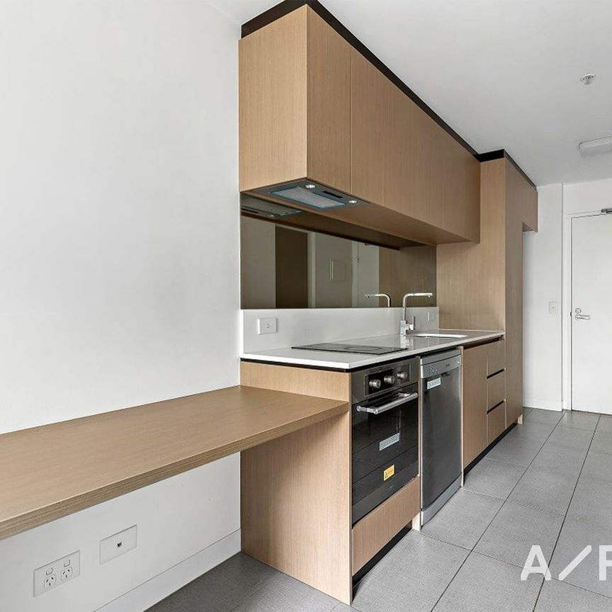 Bright and Stylish Living with a good-sized Balcony - Photo 1