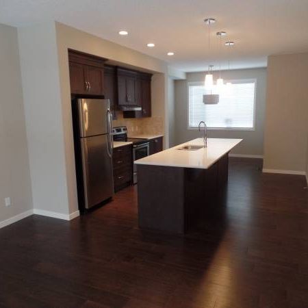 Like new, double garage 3 bdrms townhouse in Panorama hills! - Photo 1