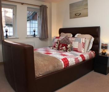 Old Mile House Court, St Albans, AL1 - Photo 1