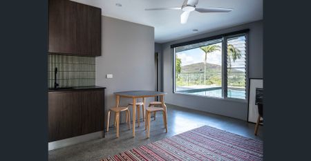 A JEWEL IN THE CROWN - Photo 3