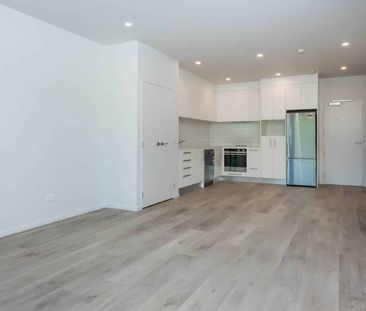Modern top floor 3 bedroom apartment - Photo 4