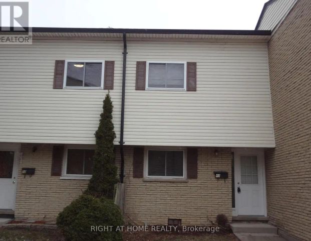 49 - 211 VERONICA DRIVE — 3 Bedroom - Photo 1