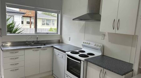 TE ATATU PENINSULA - Harbour view 3 bedroom - Photo 5