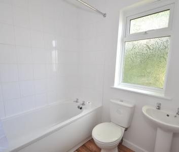 2 bedroom Semi-detached house To Let - Photo 3