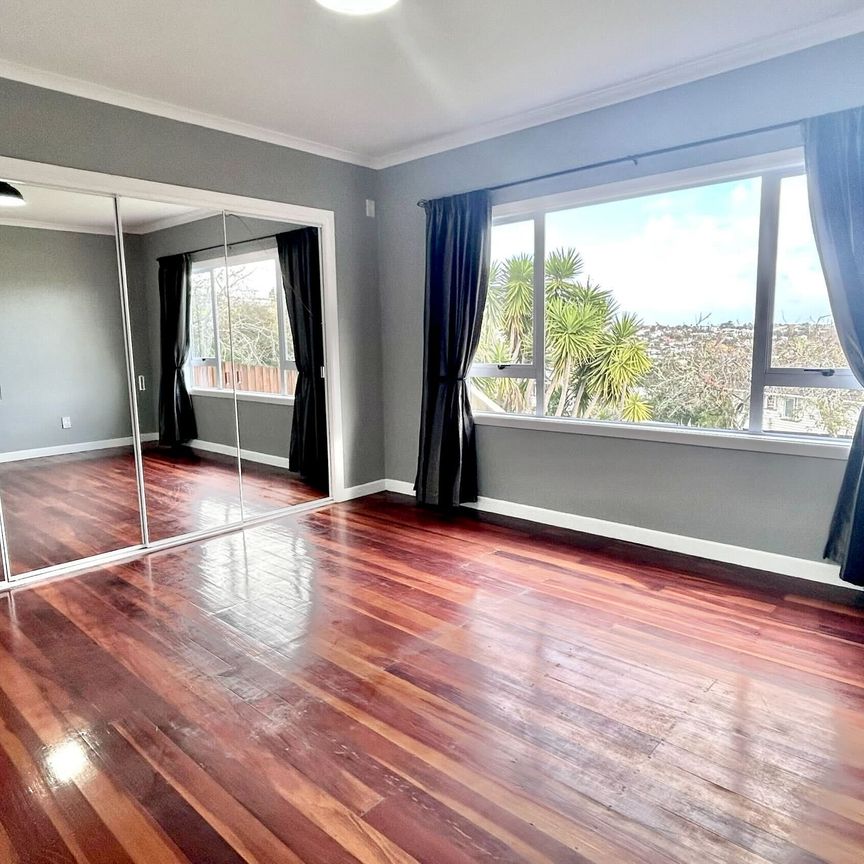 3 Bedrooms on Hillview Ave - Photo 1