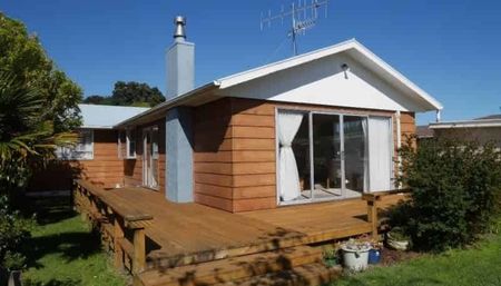 Bright, Sunny & Spacious Three-Bedroom Home in Sought-After Raumati Beach - Photo 5