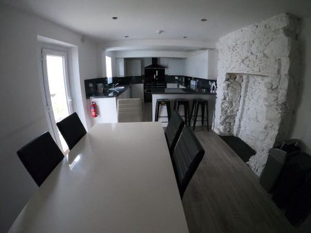 8 bedroom terraced house to rent - Photo 5