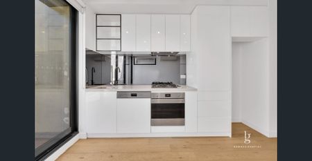 Stylish & Light-Filled Apartment - Photo 4