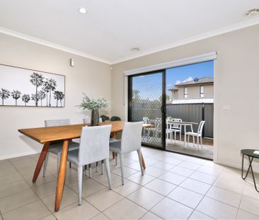 Semi renovated with brand new carpets and Solar panel! - Photo 4