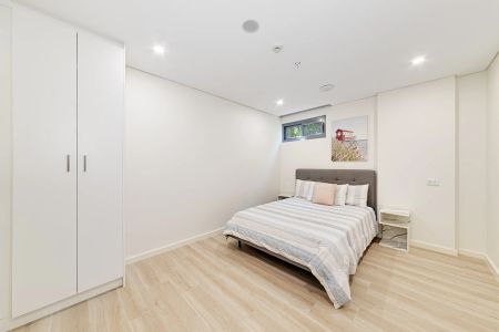 Fully Furnished Huge Ground Floor Two-Bedroom Garden Apartment - Photo 2