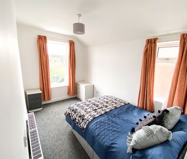 Room 4, 7 Coronation Road - Photo 2