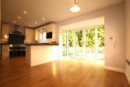 5 bedroom detached house to rent - Photo 2