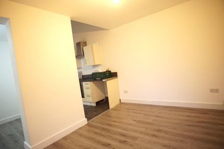 3 bedroom maisonette to rent - Photo 2