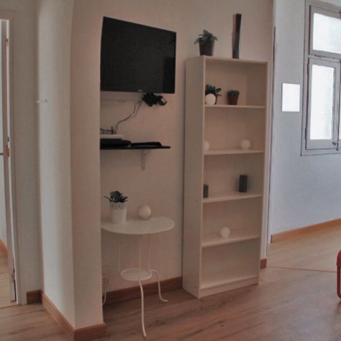 Spacious room with double wardrobe in the Eixample - Photo 1