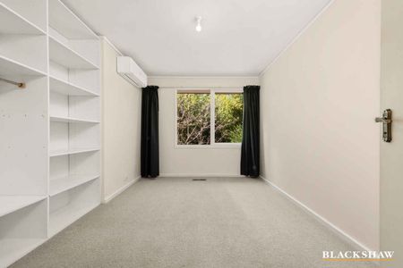 Large family home close to Woden - Photo 4