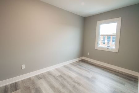 SPACIOUS 3 BEDROOM APARTMENT IN ST. CATHARINES!! - Photo 2
