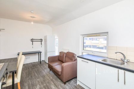 1 bedroom in a house share to rent - Photo 4