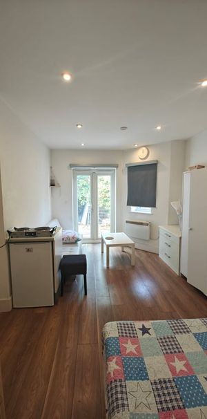 Studio Flat, Brentmead Place, NW11 - Photo 1