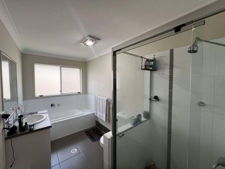 Beautiful 4-Bedroom Home in Prestigious Gainsborough Greens Estate! - Photo 5