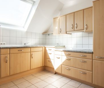 Schick renovierte Dachgeschosswohnung mit Gartennutzung und Einbauk... - Photo 6