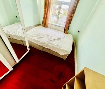 3 bedroom flat to rent - Photo 2