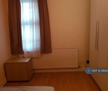 1 bedroom in a flat share to rent - Photo 3