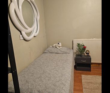 Room in a Shared House, Grove Green Road, E11 - Photo 1