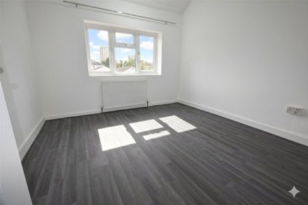 Straight Road, Romford, RM3 - Photo 3