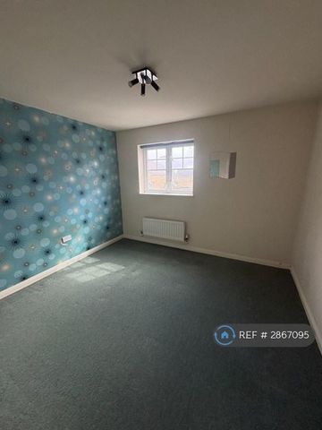 3 bedroom flat to rent - Photo 2