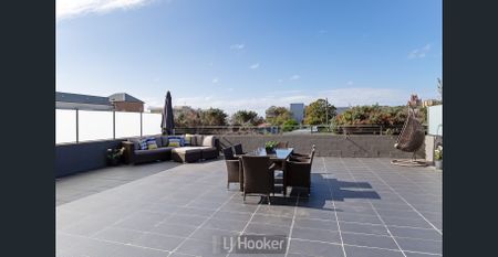 EXECUTIVE HARBOURSIDE LIVING WITH ENORMOUS ENTERTAINING DECK - Photo 2