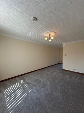 3 bedroom end of terrace house to rent - Photo 4