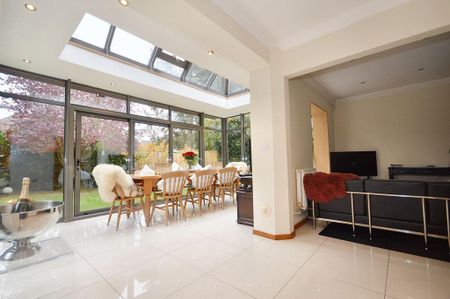 5 bedroom detached house to rent - Photo 2