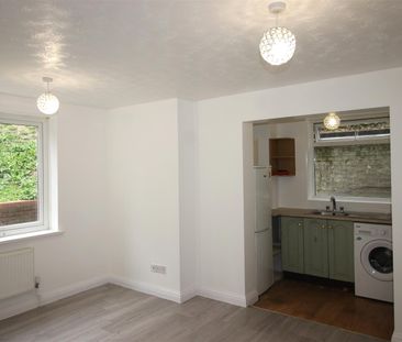 Amersham Hill, High Wycombe - Photo 2