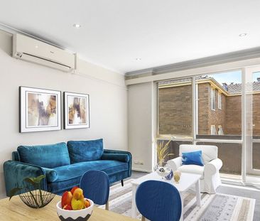 Sunlit Top-Floor Apartment in the Heart of South Yarra - Photo 5