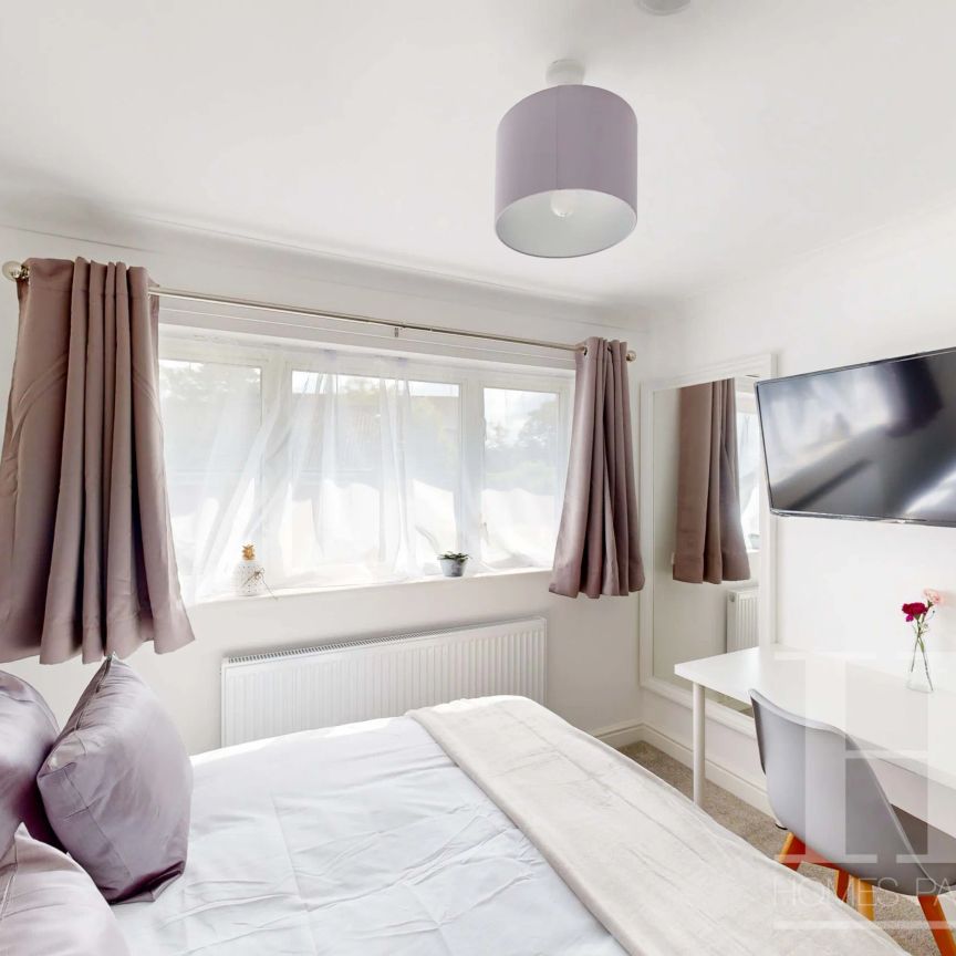 Craigans, Crawley, RH11 - Photo 1