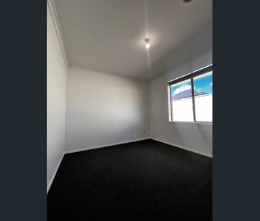 Large Three Bedroom, Quiet Location! - Photo 5