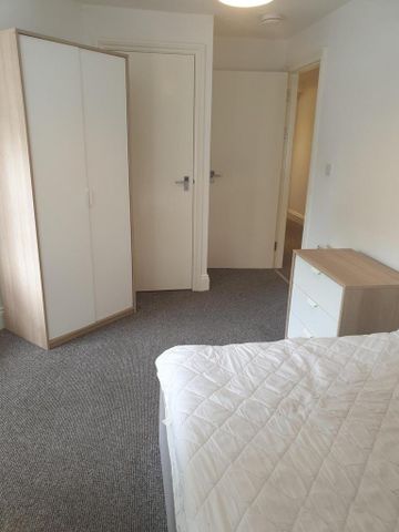 3 bedroom flat to rent - Photo 5