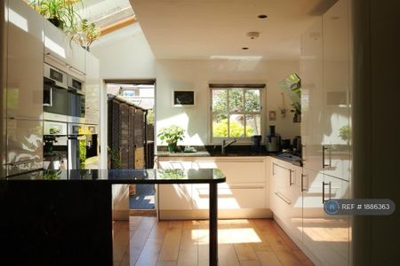 2 bedroom terraced house to rent - Photo 4