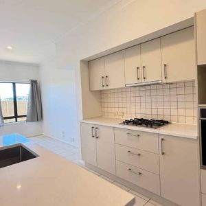 Newly Refurbished 3-Bedroom Duplex Townhouse - Photo 2