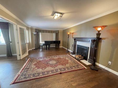 Spacious Renovated 4-Bedroom Home in The Glens and Semiahmoo Catchment – Walk to Top Schools, Beach, and Sports Hub - Photo 2