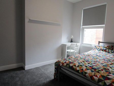 4 bedroom terraced house to rent - Photo 5