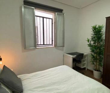 Room in a shared 4-bedroom apartment for rent in Cortes, professionals and students only - Photo 4