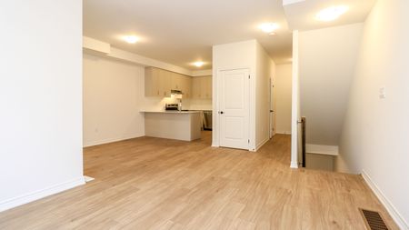For Lease - 2029 Matteer Court Unit# Unit 18, Innisfil, Ontario - Photo 3