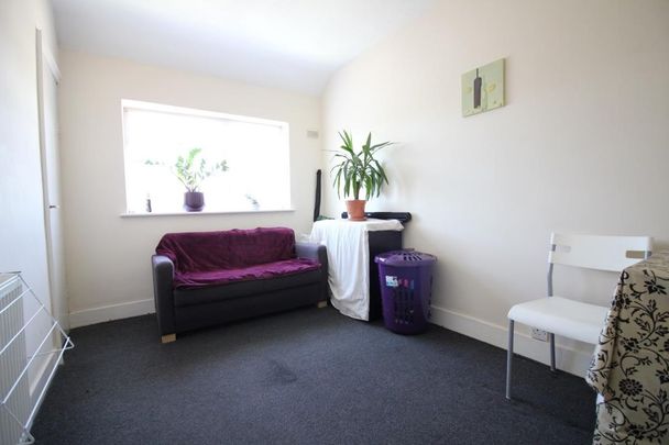 Vicarage Farm Road, Hounslow - Photo 1