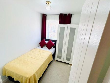 1 bedroom in a house share to rent - Photo 2